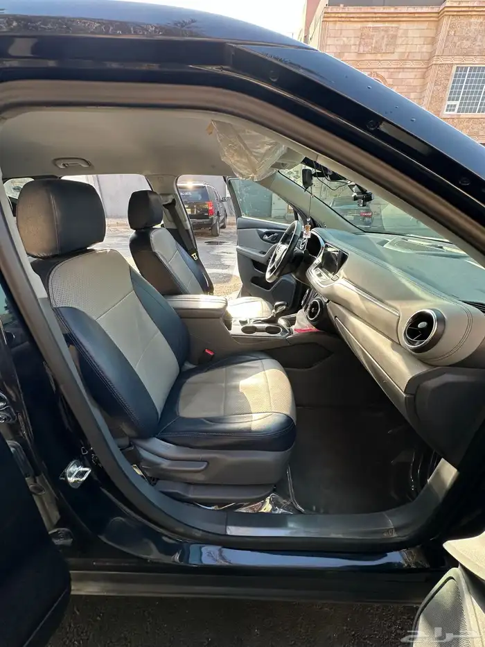 بليزر 2020 دبل 6 سلندر ويعمل 4 سلندر ملبس جلد من الداخل من 4