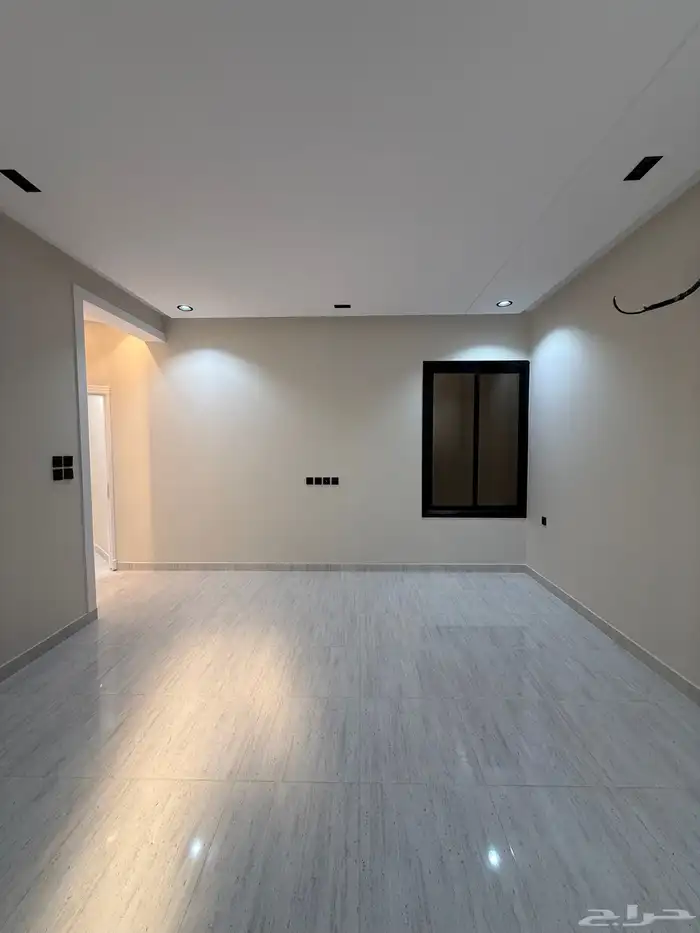 للبيع شقق علويه بمساحات كبيرة بحى الراقي شرق الخميس 20