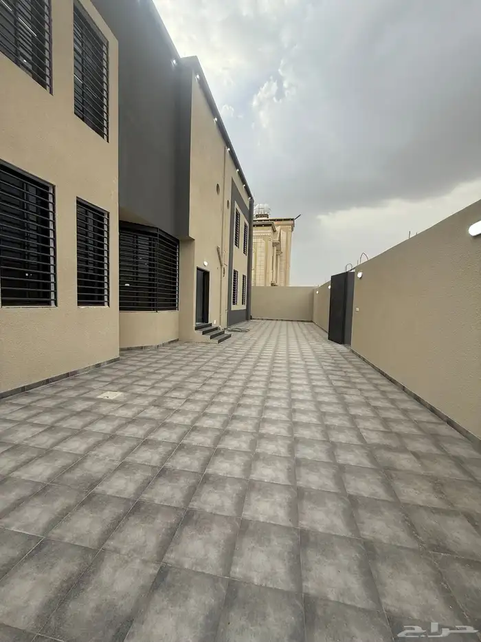 للبيع فيلا علي شارعين زاويه أرض كامله أحد رفيده حي الروان 5