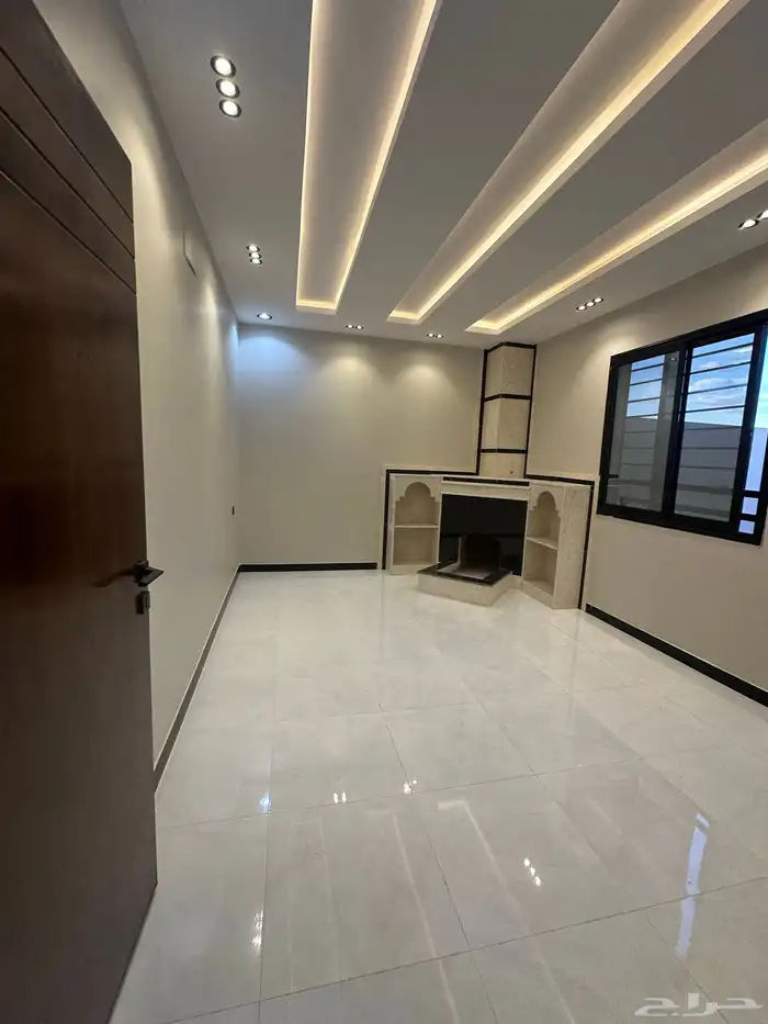 امتلك روف من 8 غرف ومشب بموقع مميز ومكتمل شرق الخميس 16