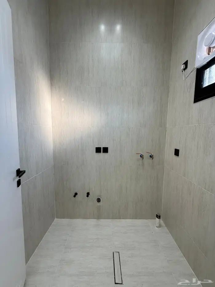 للبيع روف علوي بملحق تشطيب VIP ف احد رفيده وسط الخدمات 23