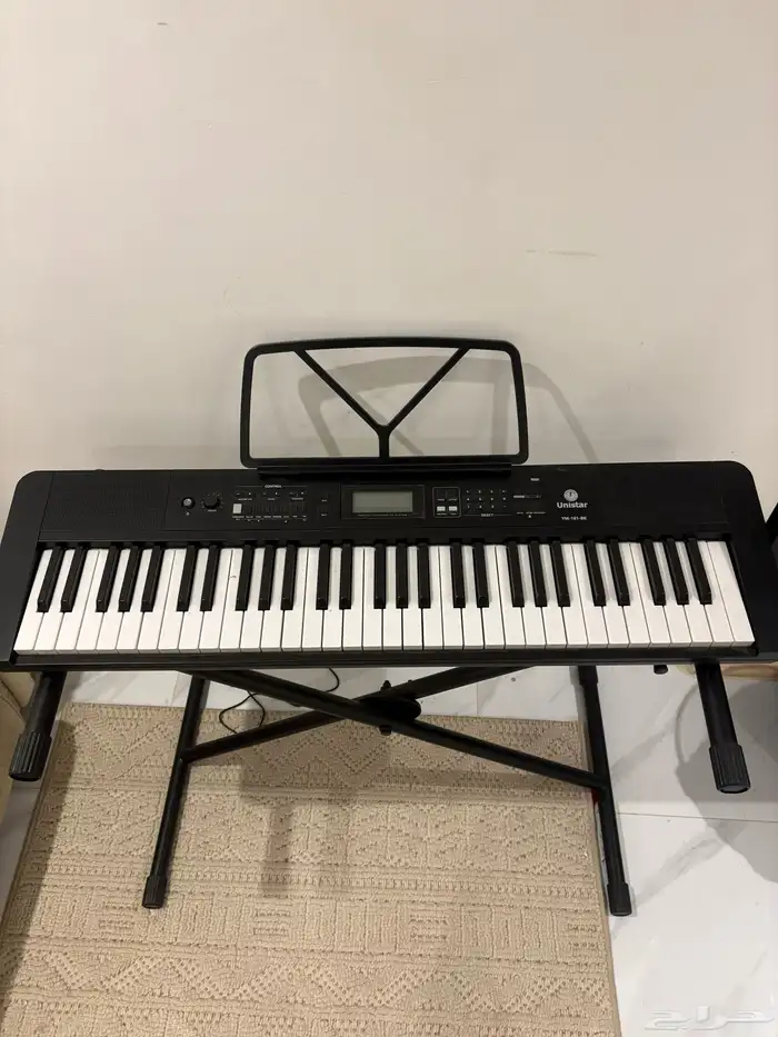 بيانو Unistar استعمال شبه جديد مع مثبت 2