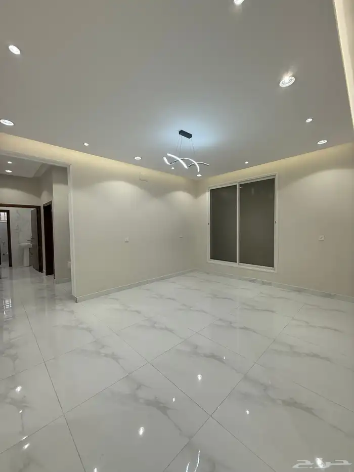 للبيع دور أرضي بحوش ومداخل خاصة قرب حديقة الزهور بالمحالة 5