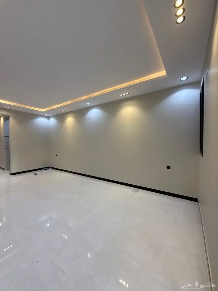 للبيع ارواف علويه 9 غرف وشقق ارضيه ببايكة سيارة درة الموسي 42