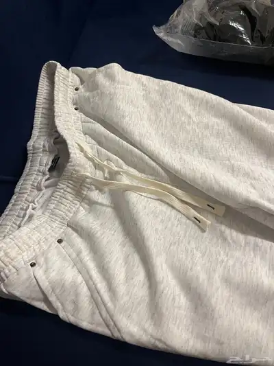 بنطال اثنين واحد ابيض  و واحد اسود index