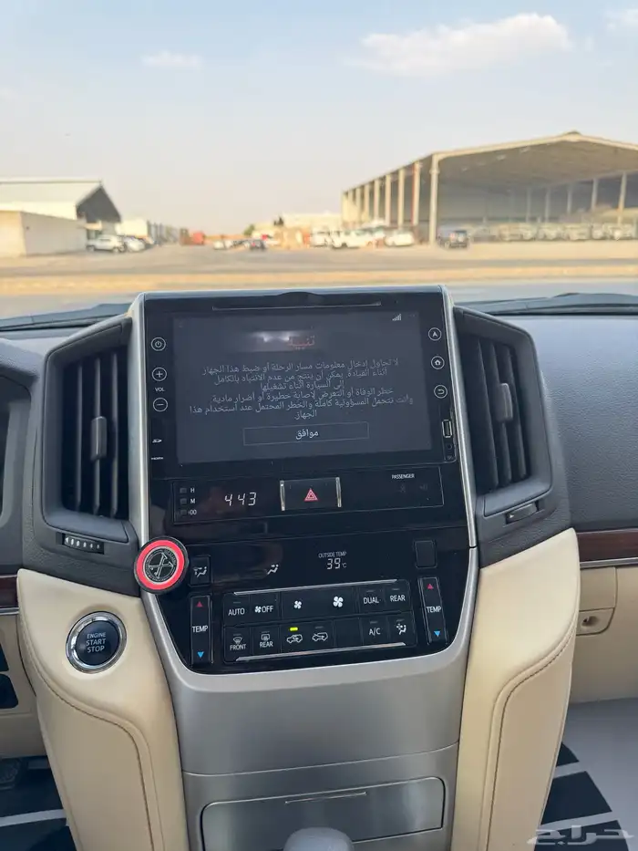 للبيع تويوتا لاندكروزر 2017 - فل كامل بحالة الوكاله - خليجي 11