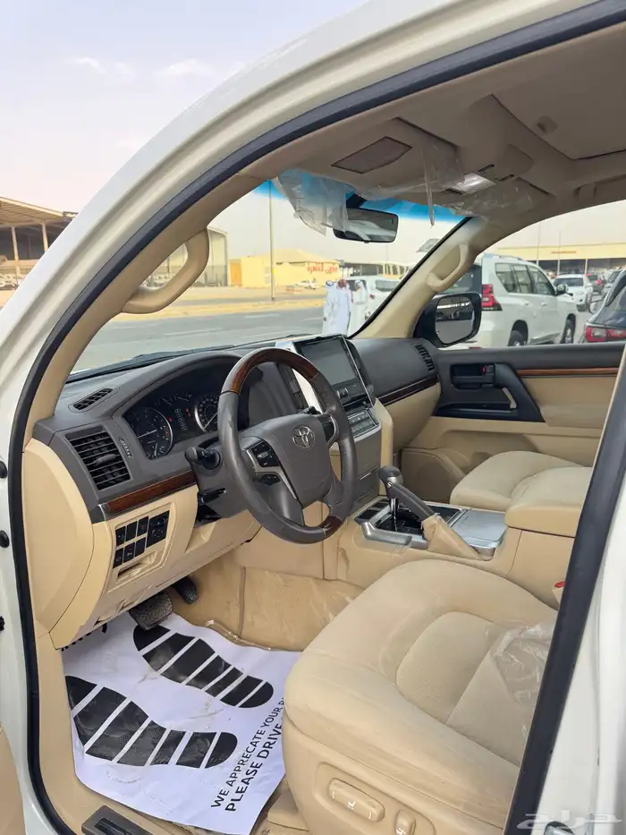 للبيع تويوتا لاندكروزر 2017 - فل كامل بحالة الوكاله - خليجي 8