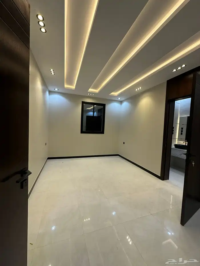 امتلك روف من 8 غرف ومشب بموقع مميز ومكتمل شرق الخميس 2