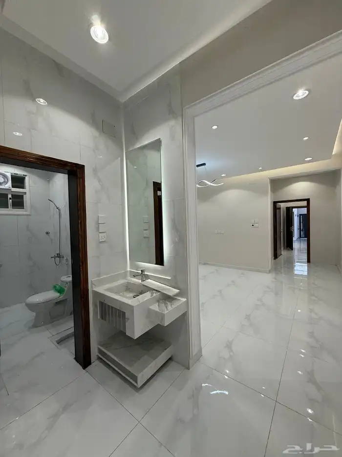 للبيع دور أرضي بحوش ومداخل خاصة قرب حديقة الزهور بالمحالة 7