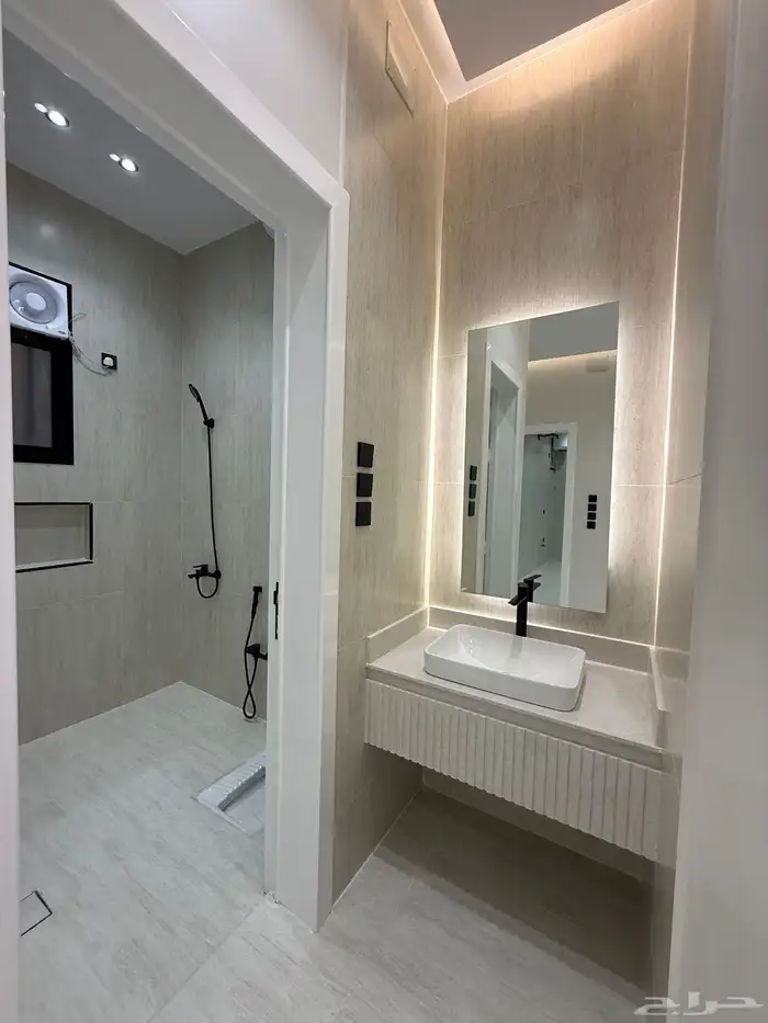 للبيع روف علوي بملحق تشطيب VIP ف احد رفيده وسط الخدمات 10