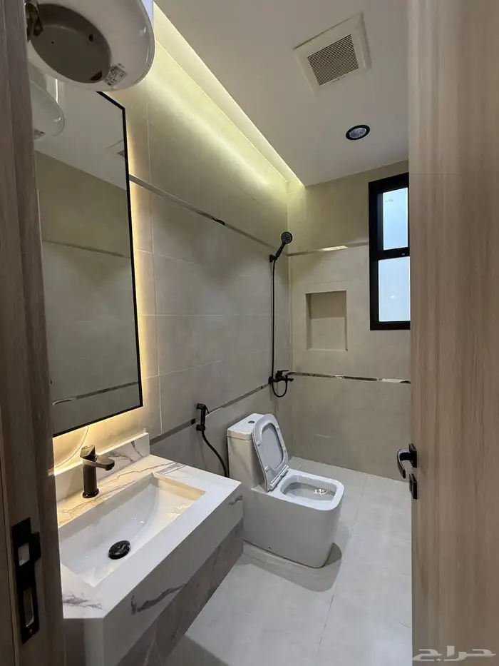 للبيع ارواف علويه بملحق وشقق ارضيه ببايكة سيارة ف احد رفيده 18