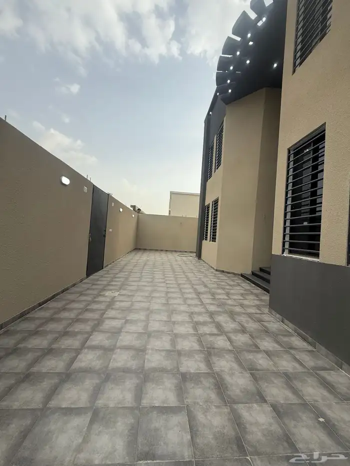 للبيع فيلا علي شارعين زاويه أرض كامله أحد رفيده حي الروان 6