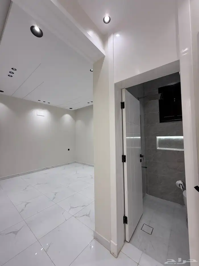 للبيع شقة علوي نظام دور بسطح خاص خلف ساكو طريق أبها الخميس 25