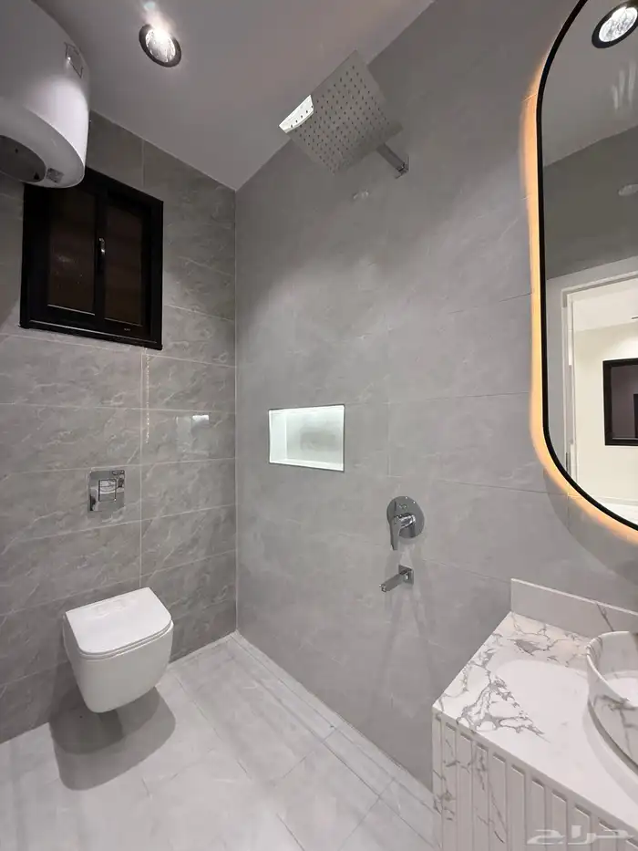 للبيع شقة علوي نظام دور بسطح خاص خلف ساكو طريق أبها الخميس 27