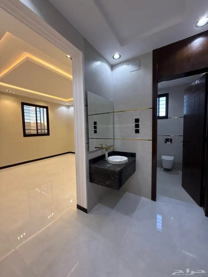 للبيع ارواف علويه 9 غرف وشقق ارضيه ببايكة سيارة درة الموسي 43