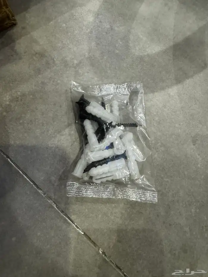 علاقه ملابس جداريه سوداء 3