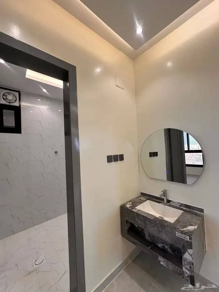 للبيع روف دور ثانى وملحق بسعر 620 الف بخميس مشيط 12