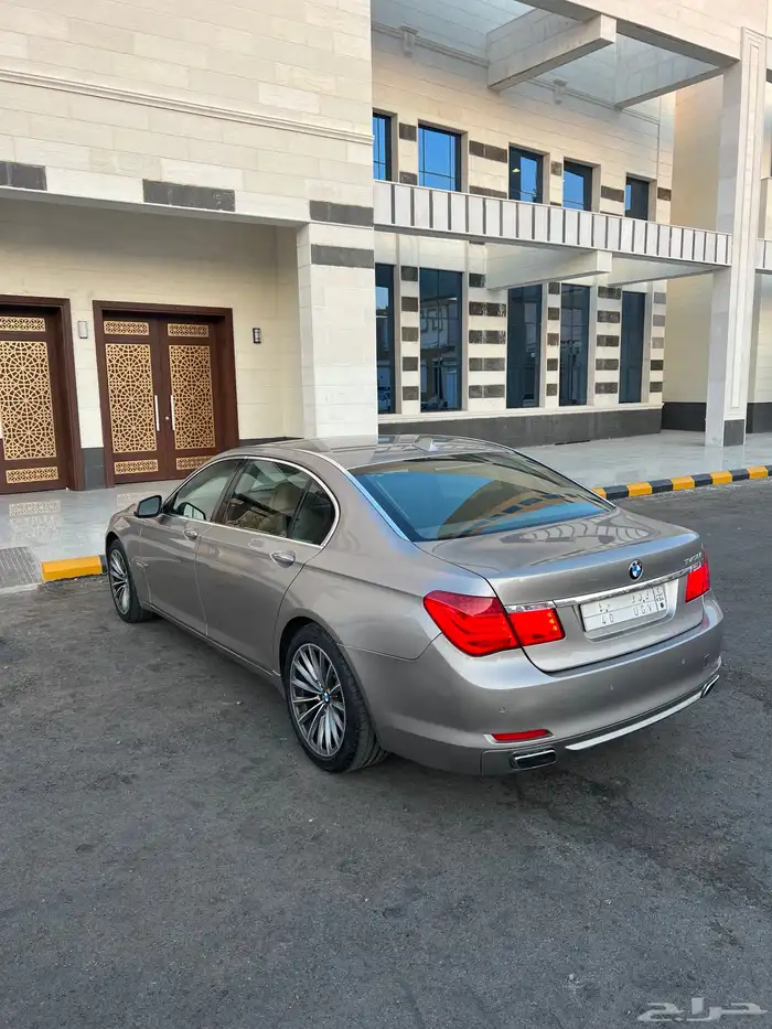 للبيع بي ام الفئة السابعة 740 موديل 2011 1