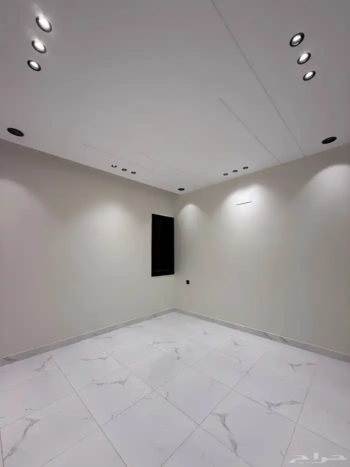 للبيع شقة علوي نظام دور بسطح خاص خلف ساكو طريق أبها الخميس 24