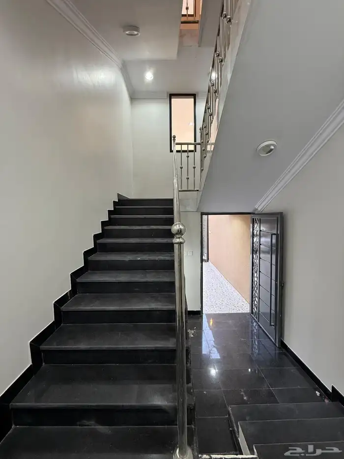 للبيع ارواف علويه وشقق ارضيه ببايكة سيارة ف شمال الخميس 24