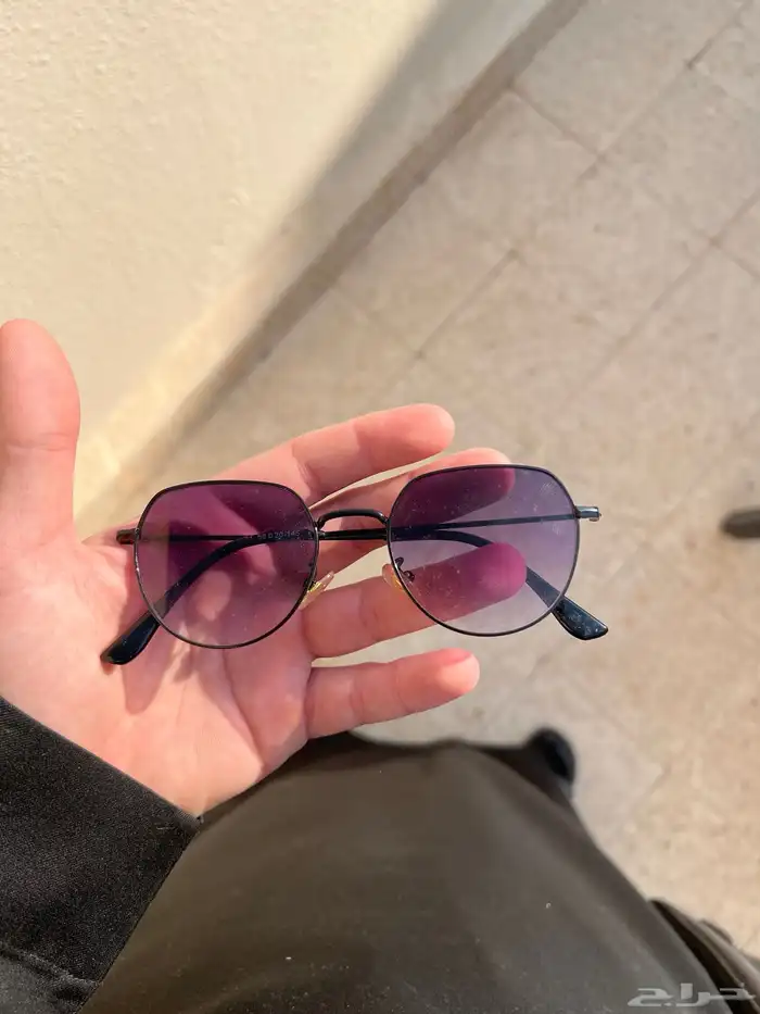 وجدت نظارة شمسية في معرض بنبان اللي ضيعها يتواصل معي 0