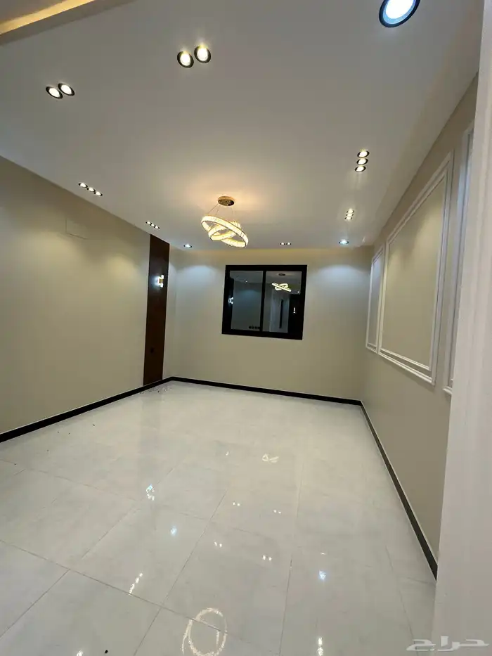 امتلك روف من 8 غرف ومشب بموقع مميز ومكتمل شرق الخميس 5