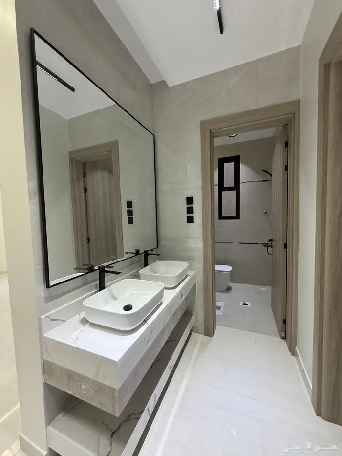 للبيع ارواف علويه بملحق وشقق ارضيه ببايكة سيارة ف احد رفيده 26