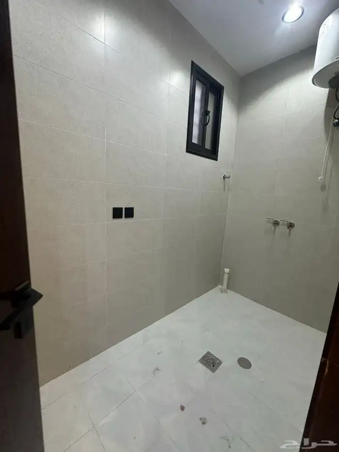 امتلك روف من 8 غرف ومشب بموقع مميز ومكتمل شرق الخميس 22