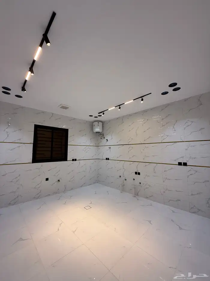 للبيع شقة علوي نظام دور بسطح خاص خلف ساكو طريق أبها الخميس 16