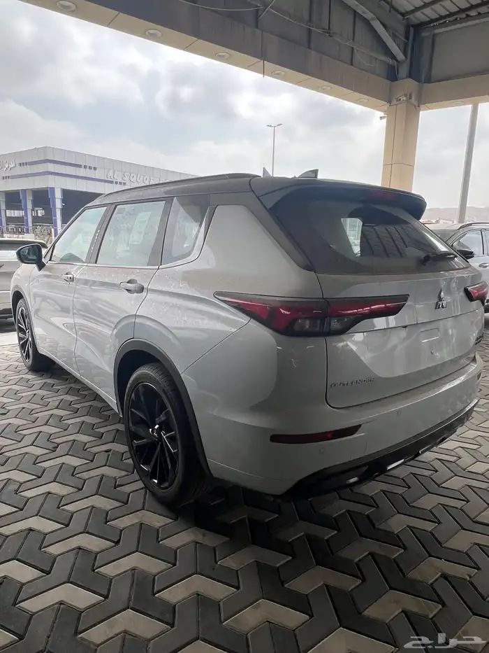 ميتسوبيشي اوتلاندر فل كامل بلاك سام 2025 وارد العيسائي 3