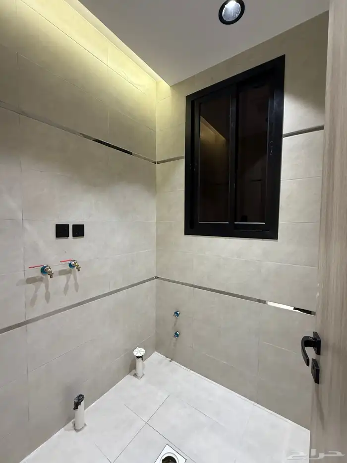 للبيع ارواف علويه بملحق وشقق ارضيه ببايكة سيارة ف احد رفيده 21