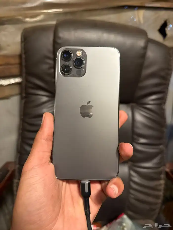 ايفون 12 برو البطاريه 100نضيف ماقد انفك معه كرتونه بس فمكه 0