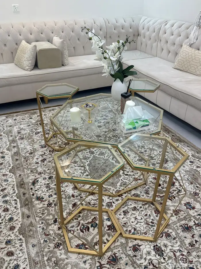 طاولة قزاز مع اربع طاولات ضيافه 0