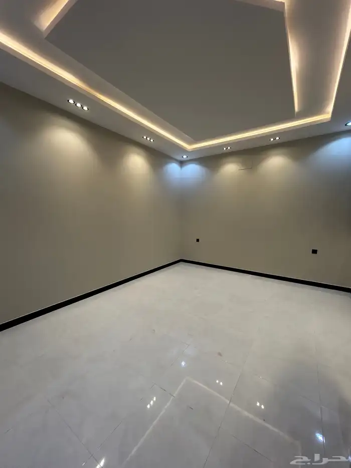 للبيع شقة دور ارضي 6غرف وسط الخدمات حي دره الموسى 12