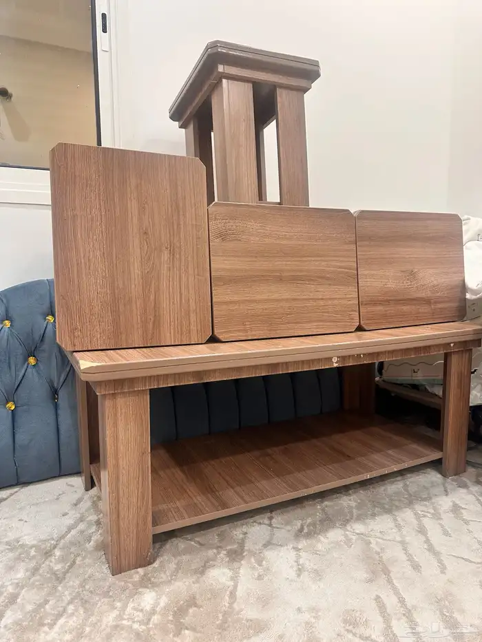 كنب وفرشه وطاوله و4 طاولات خدمه 4