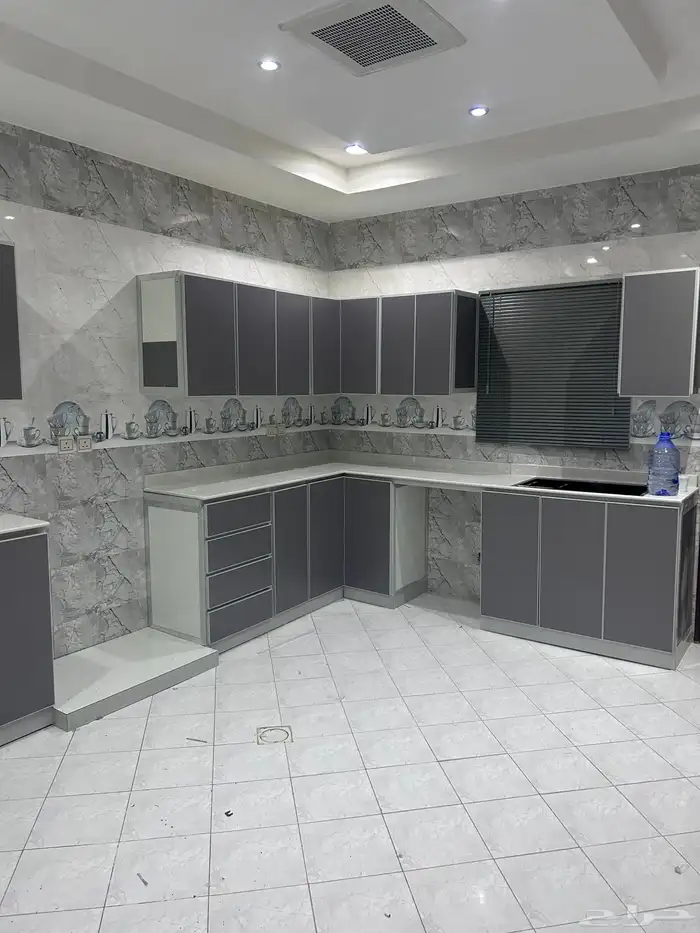 شقه في عماره حي لبن ثلاث غرف وصاله ومطبخ ودورتين مياه 1