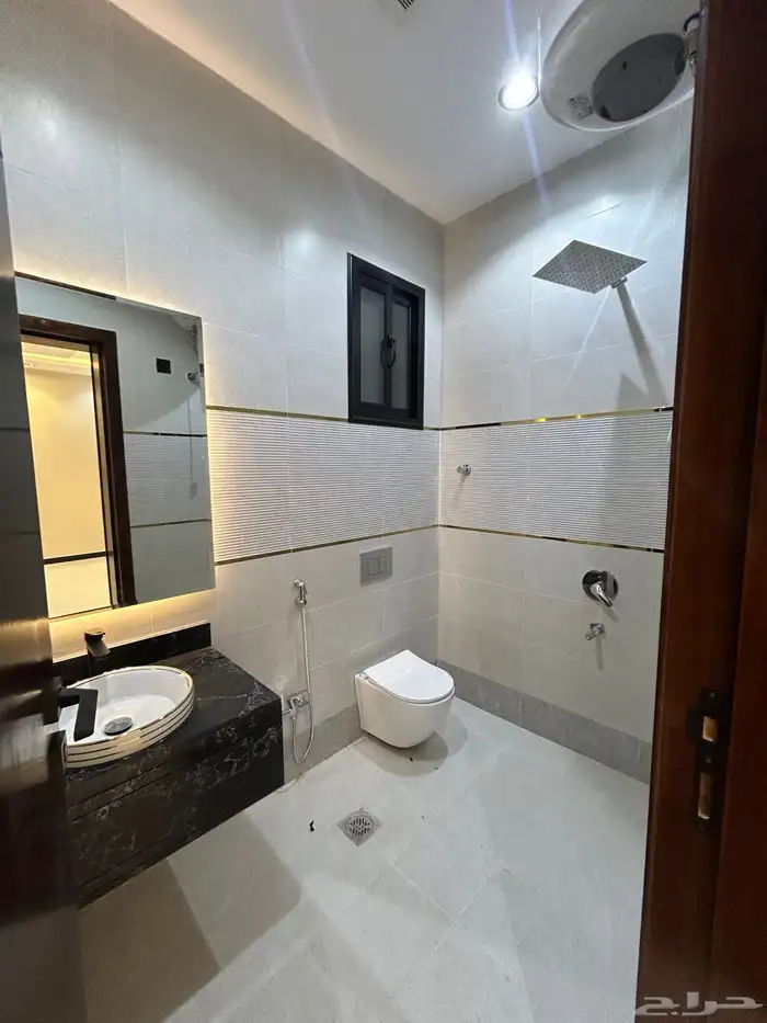 للبيع شقة دور ارضي 6غرف وسط الخدمات حي دره الموسى 11