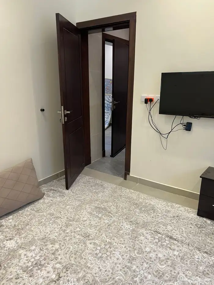 شقه عزاب فاخره شامل الأثاث والكهرباء والماء للإيجار 1