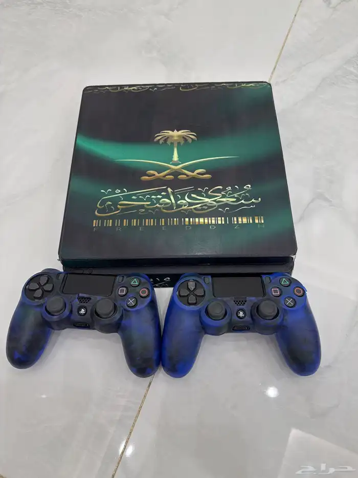 يوجد سوني فور السوني نظيف مايشتكي من شي ومعه اسلاكه ويدين 0