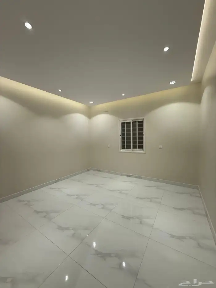 للبيع دور أرضي بحوش ومداخل خاصة قرب حديقة الزهور بالمحالة 11