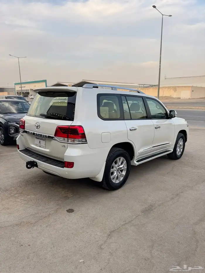 للبيع لاندكروزر GXR 2016 - بحالة الوكاله - سعودي 3