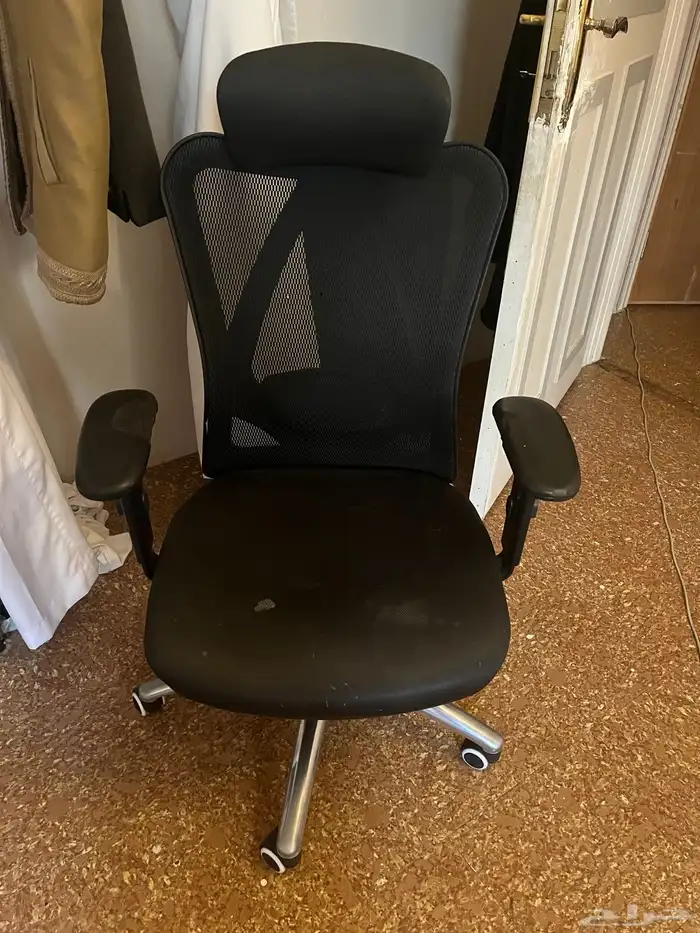 كرسي متحرك ودوار حاله ممتاز بس اليد خرب على السوم بدون بخس 0