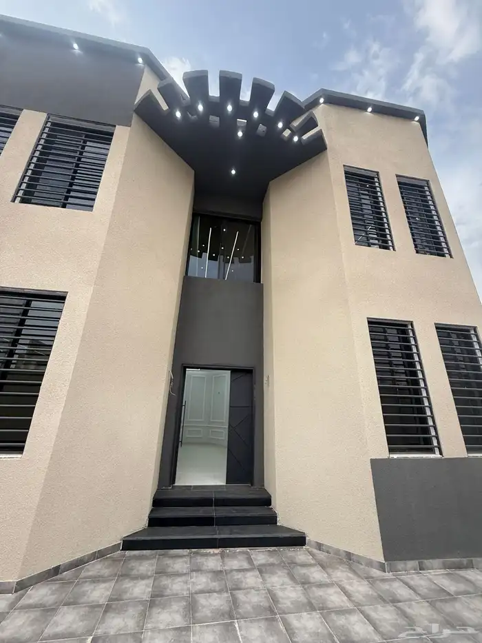 للبيع فيلا علي شارعين زاويه أرض كامله أحد رفيده حي الروان 8