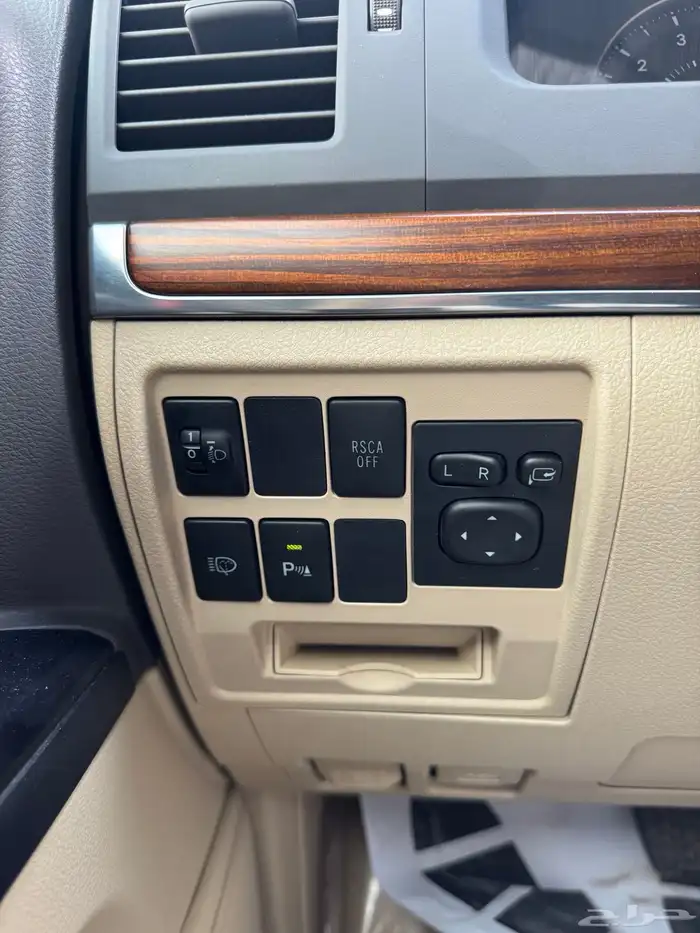 للبيع تويوتا لاندكروزر 2017 - فل كامل بحالة الوكاله - خليجي 15