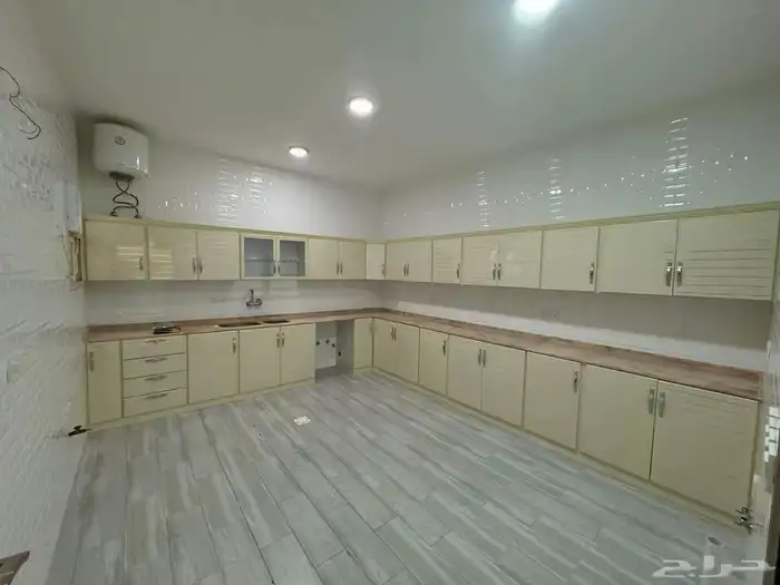 للايجار شقة دور ارضي 5 غرف حي الضباب 10