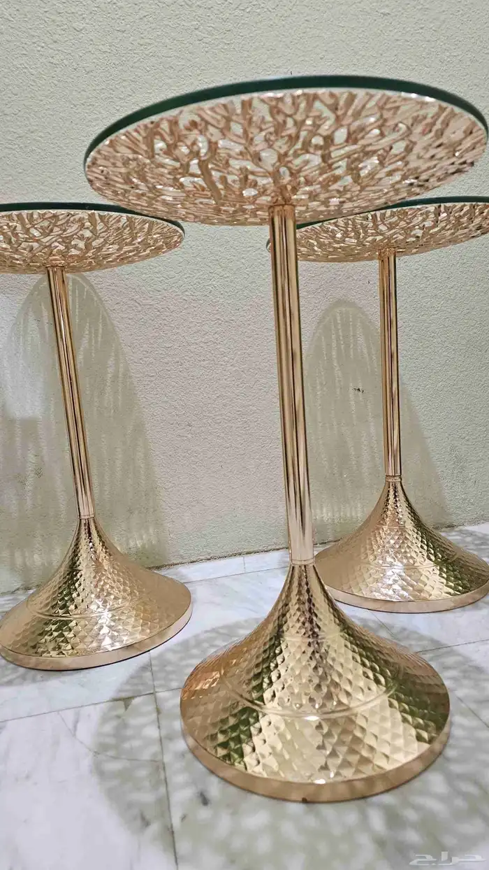 ثلاث طقم طاولات خدمة جانبية بتصميم ذهبي مع سطح زجاجي نظيف 2