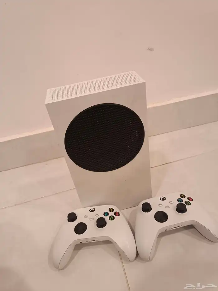 اكس بوكس سيريس s السوم وصل 900 حدي فيه 1100مع يدتين واغراضه 0