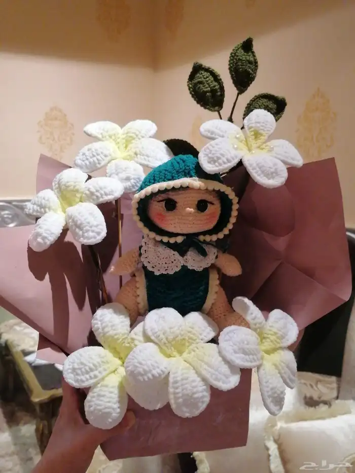 باقة ورد مع دمية بخيوط الصوف 0