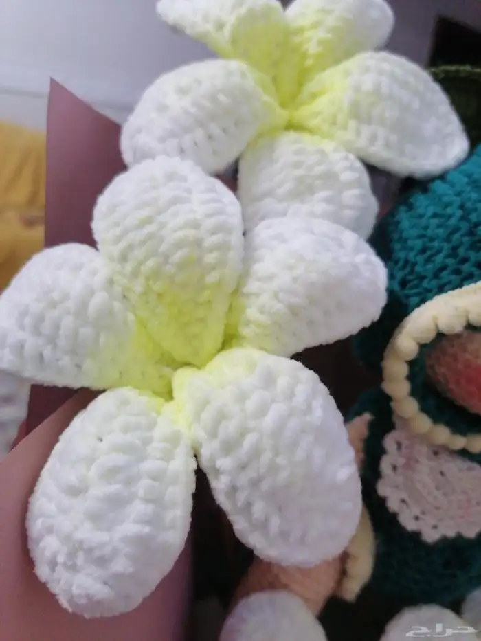 باقة ورد مع دمية بخيوط الصوف 2