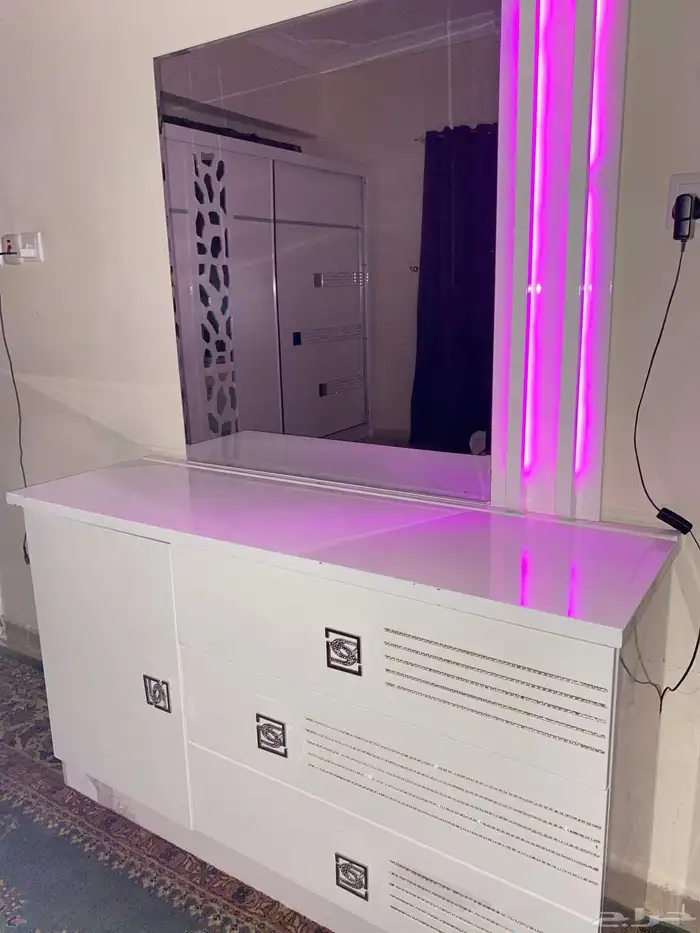 جزامه وغرفه نوم وطاوله بلازما وطقم غرفه الضيوف 4